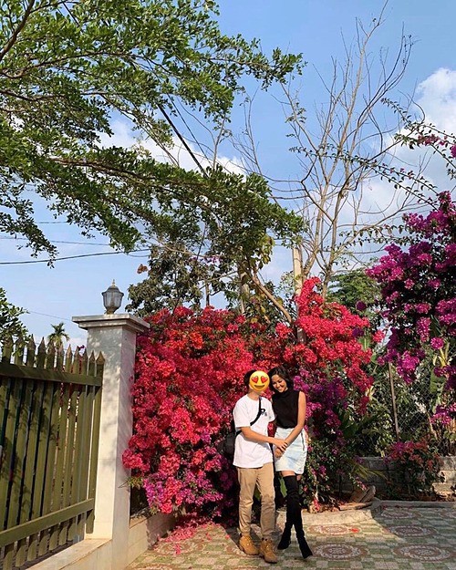 chuyen showbiz: h'hen nie tinh tu cung ban trai ve tham que hinh 1