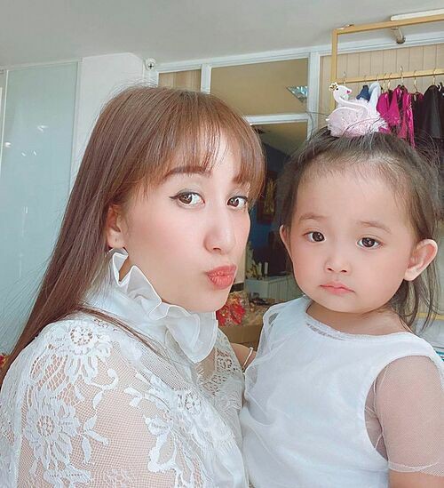chuyen showbiz: h'hen nie tinh tu cung ban trai ve tham que hinh 2
