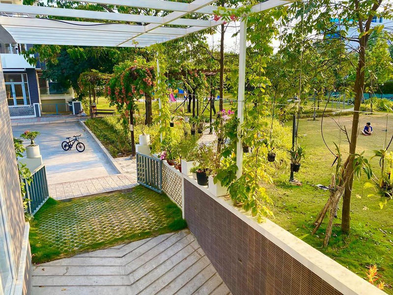 khu vuon xanh "muot mat" trong biet thu 200m2 cua trinh kim chi hinh 2