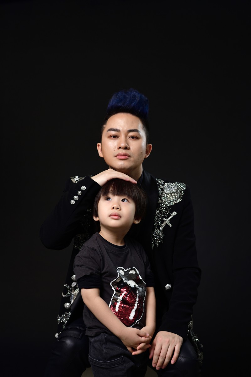 Con trai Tùng Dương kháu khỉnh, đáng yêu trong bộ ảnh chụp cùng bố