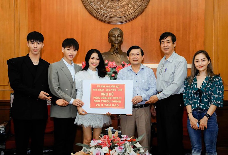 hoa minzy, duc phuc mac do bao ho ra ha noi, trao 300 trieu chong dich hinh 2
