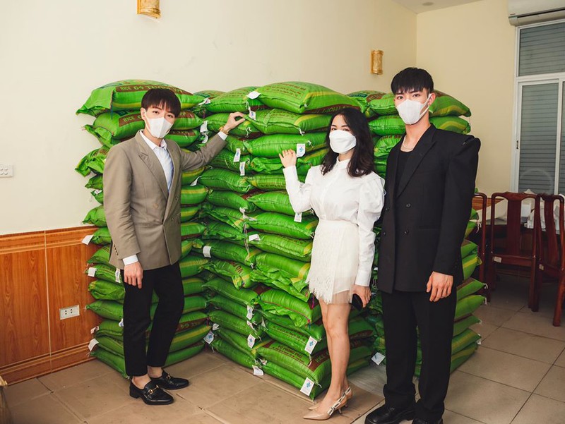 hoa minzy, duc phuc mac do bao ho ra ha noi, trao 300 trieu chong dich hinh 4