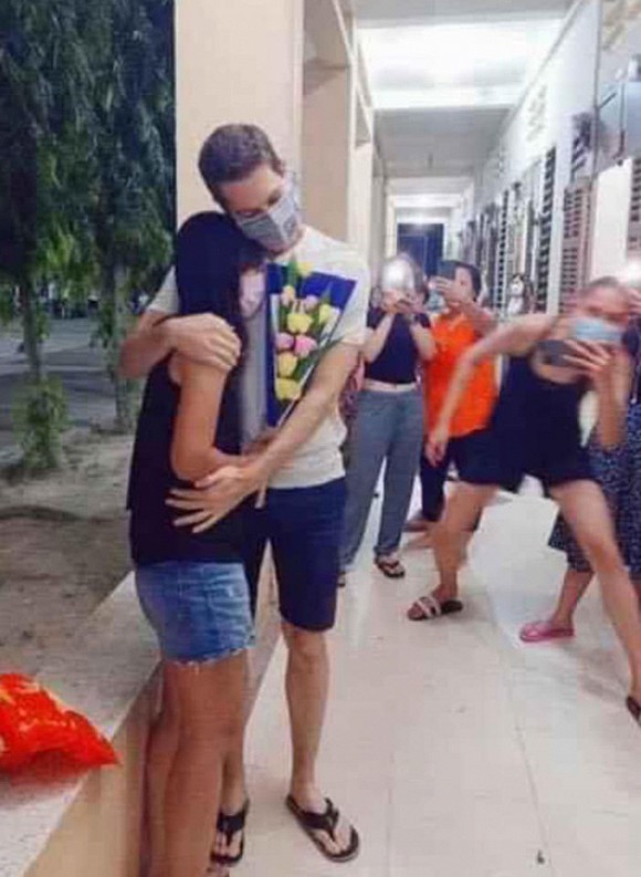 vo hoang yen gay sot voi man "hong" vu to tinh dac biet o khu cach ly  hinh 1