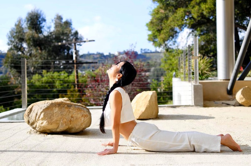 "bong" hong nhung khoe anh tap yoga tre nhu gai doi muoi  hinh 2