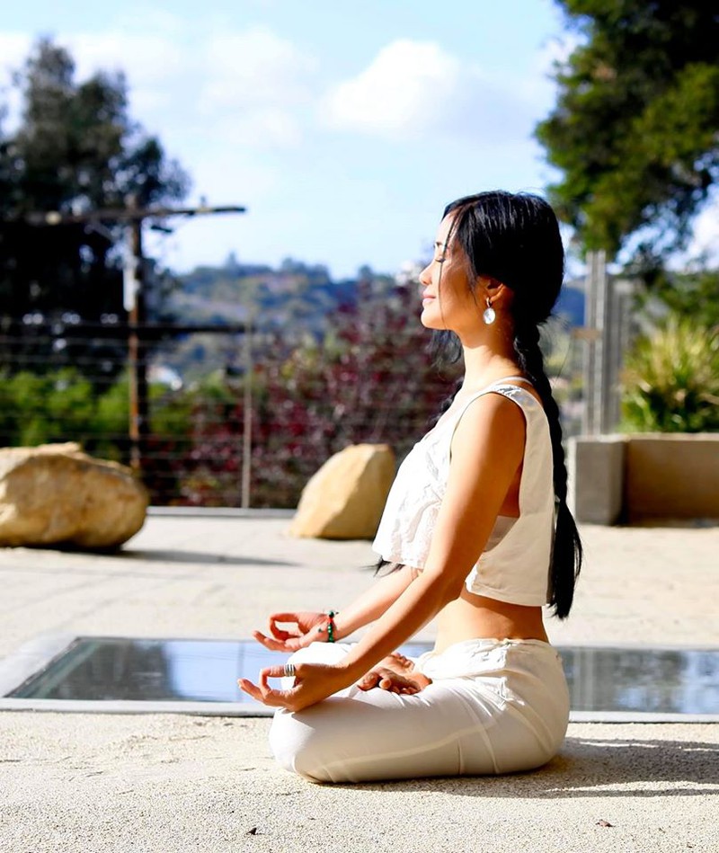 "bong" hong nhung khoe anh tap yoga tre nhu gai doi muoi  hinh 1