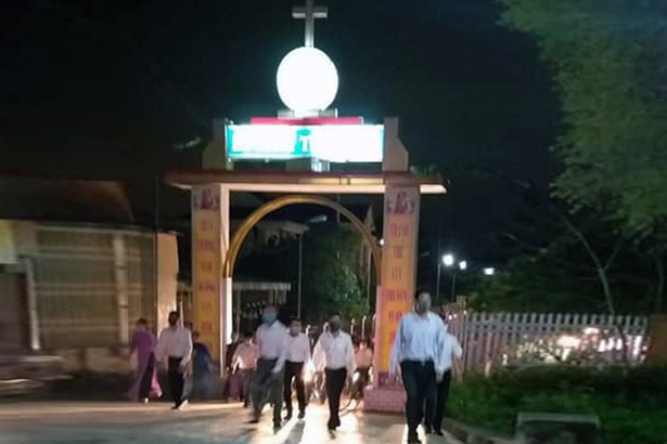 hang tram nguoi van tap trung cau nguyen tai nha tho o ha tinh hinh 1
