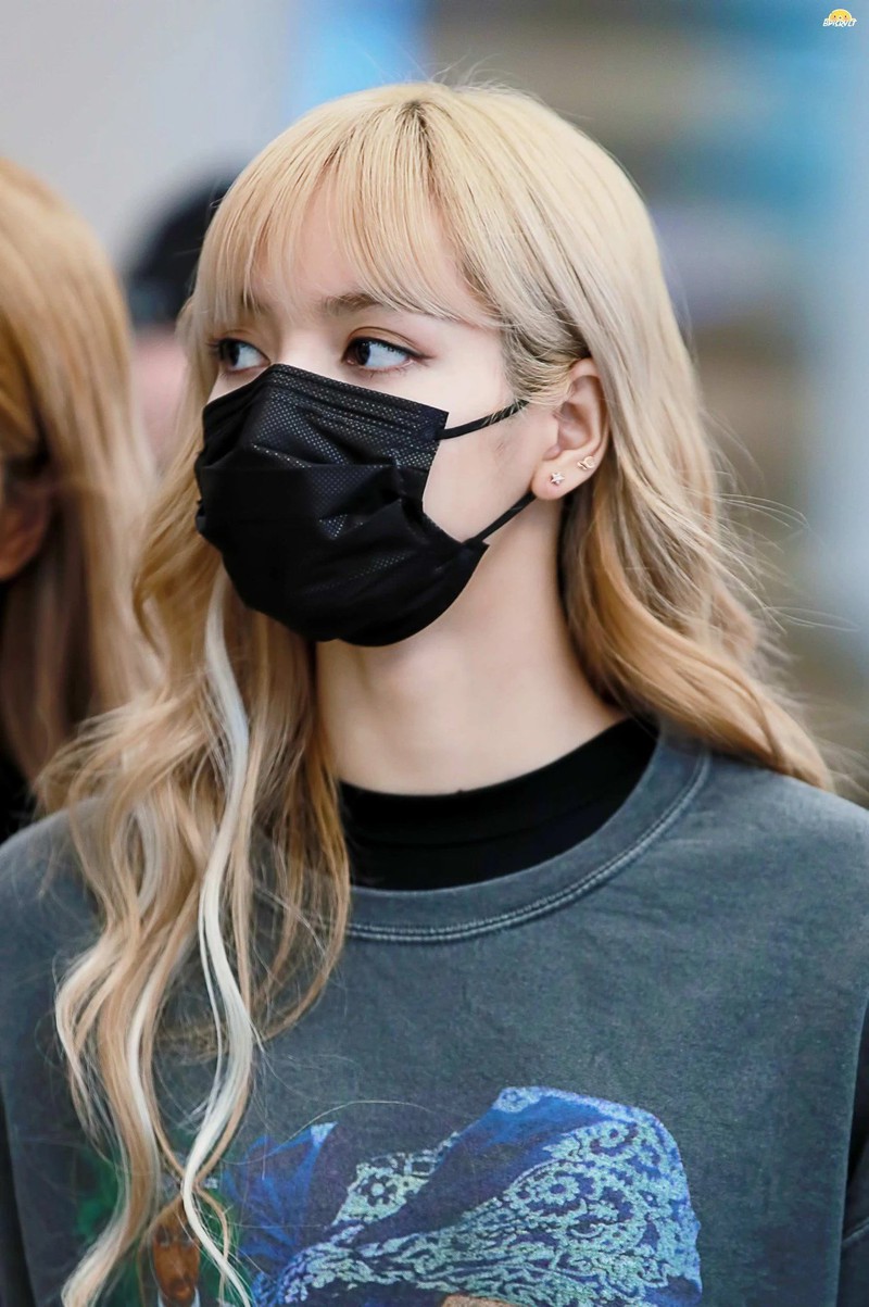 deo khau trang kin mit, lisa (black pink) van xinh dep rang ngoi hinh 11