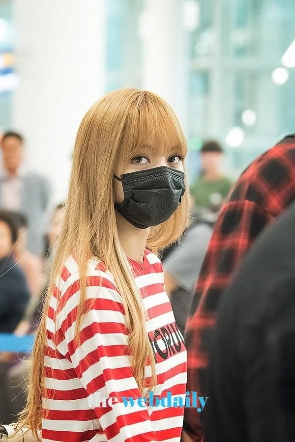 deo khau trang kin mit, lisa (black pink) van xinh dep rang ngoi hinh 6