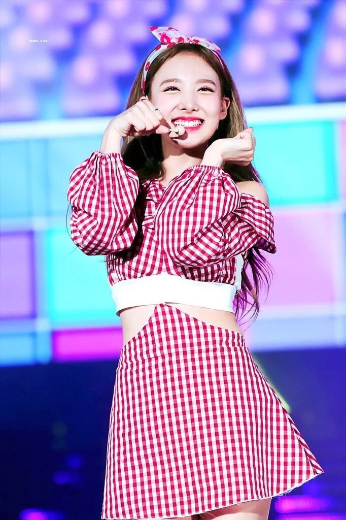 nayeon (twice) gay sot voi phu kien bang do vua diu dang, vua ca tinh hinh 1