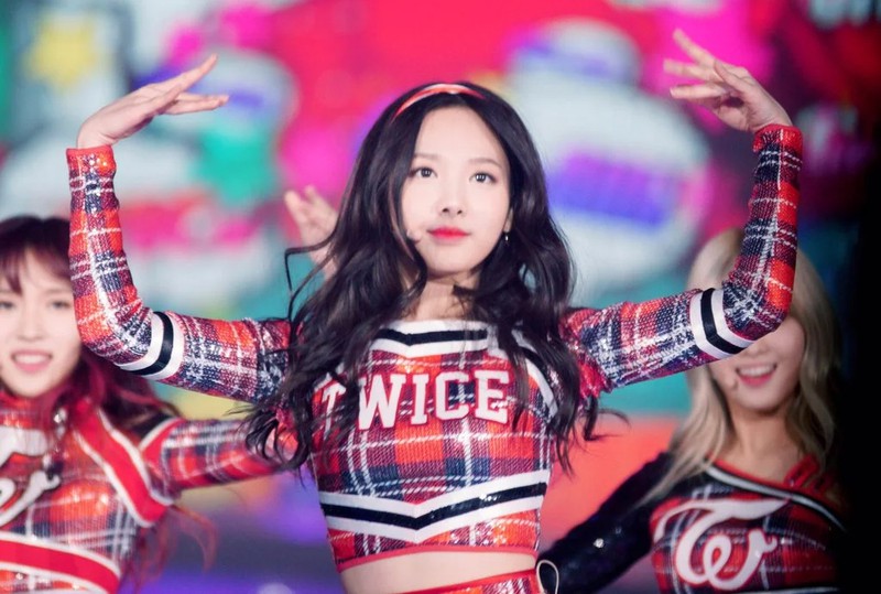 nayeon (twice) gay sot voi phu kien bang do vua diu dang, vua ca tinh hinh 9