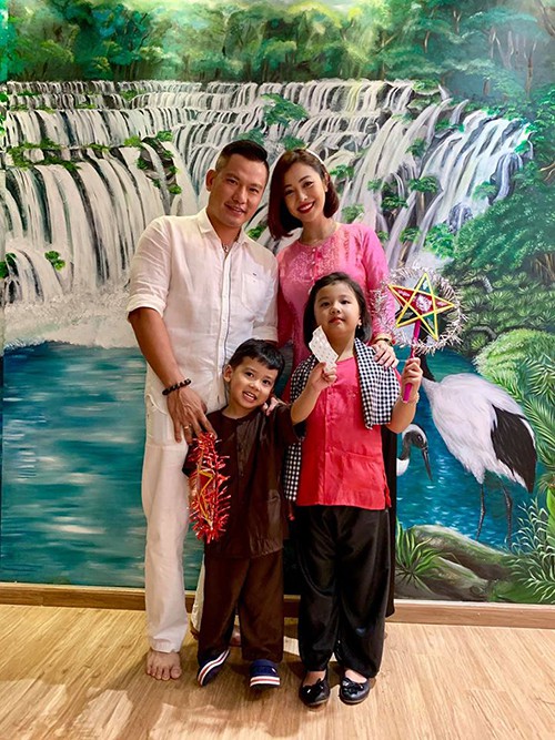 chuyen showbiz: phuong oanh khoe anh "khoa moi" ban trai doanh nhan hinh 6