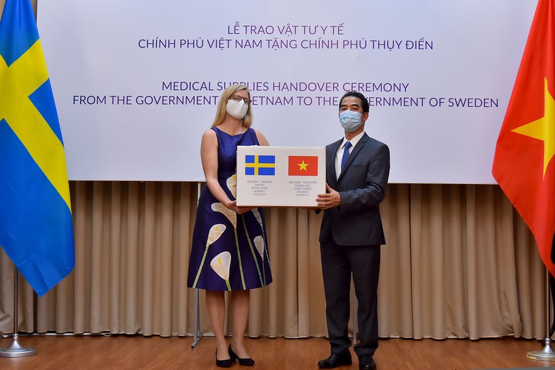 viet nam trao vat tu y te giup do nhan dan thuy dien hinh 1