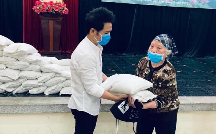 trong tan cung cac nghe si trao 7 tan gao cho nguoi ngheo vi covid-19 hinh 3
