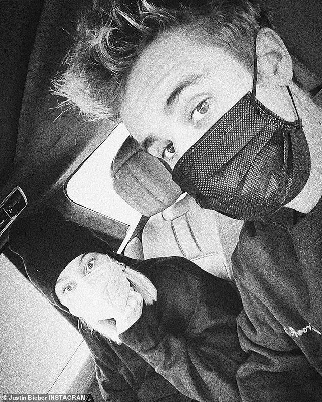 justin bieber va vo mac do doi, deo khau trang kin mit lai xe ra pho hinh 1