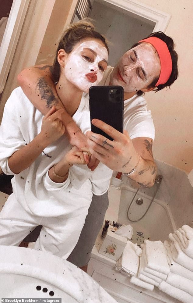con trai david beckham va ban gai dap mat na, tinh tu trong phong tam hinh 1
