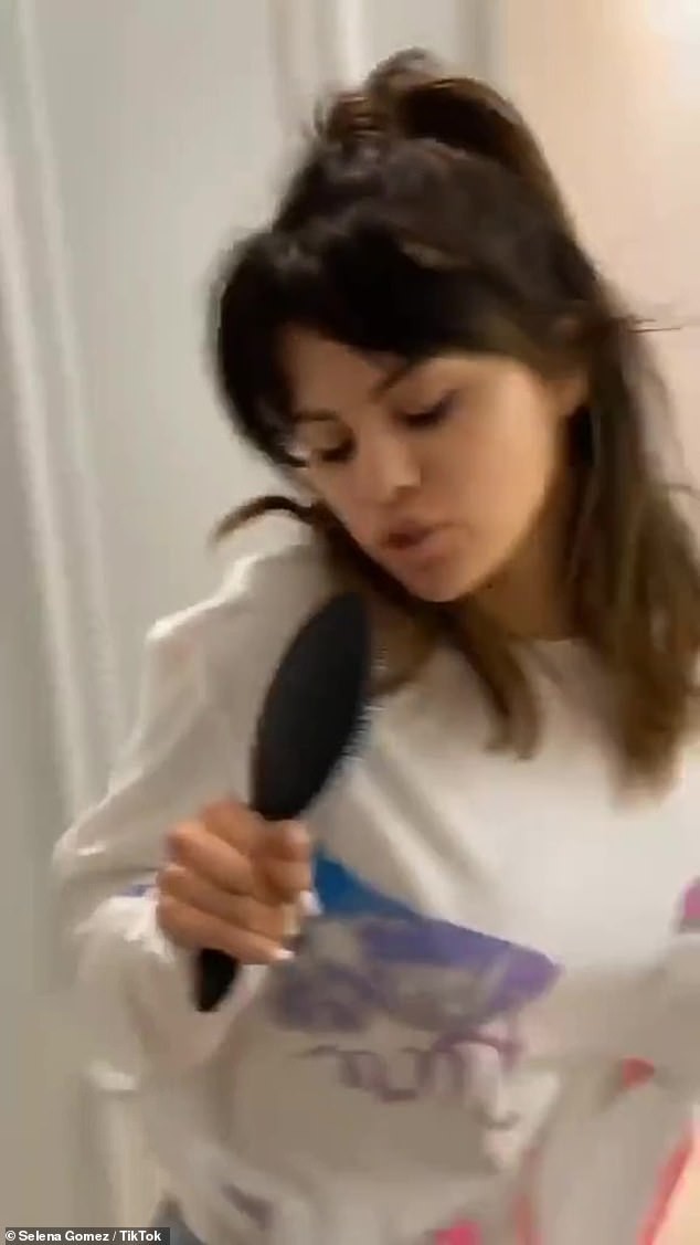 selena gomez cam ban chai toc ngan nga hat va nhay trong phong tam hinh 2