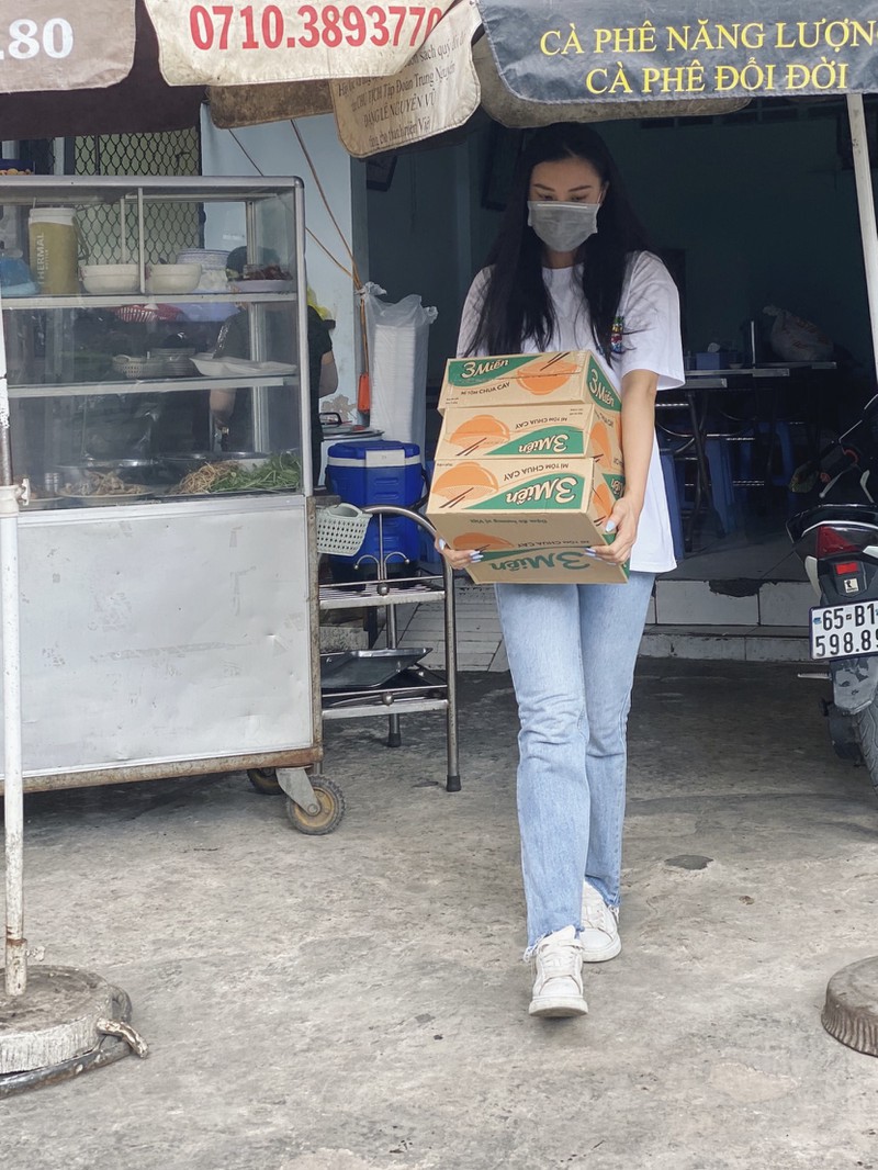 chuyen showbiz: truong quynh anh thu nhan doc than sau on ao co tinh moi hinh 2