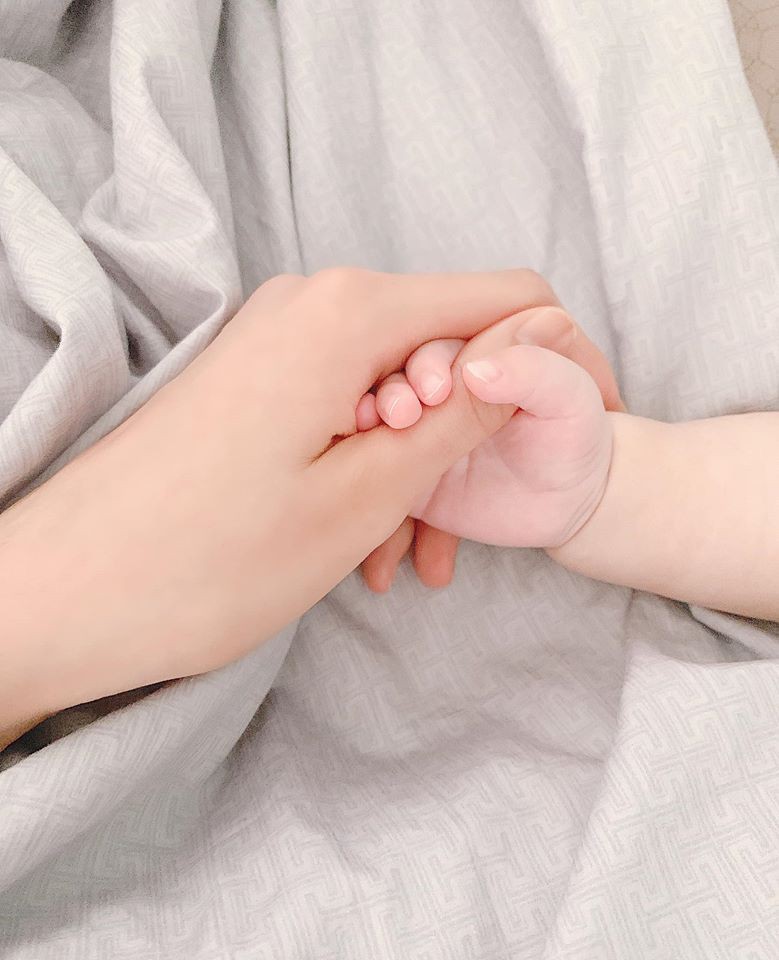 lan khue hanh phuc vo oa khi con trai da biet goi "me" hinh 1