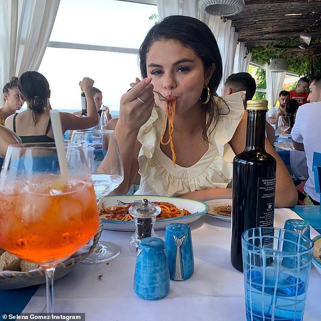 selena gomez dan show nau an cung cac dau bep noi tieng tren truyen hinh hinh 2