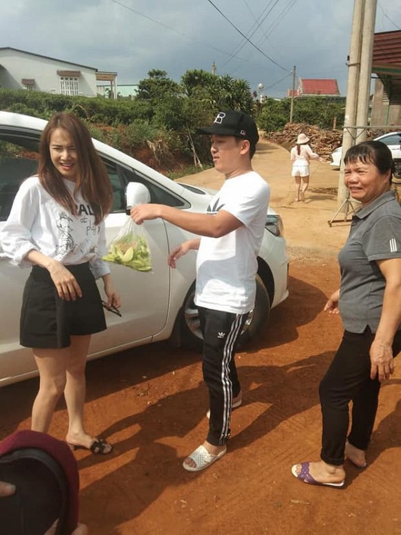 chuyen showbiz: ho ngoc ha mac ao tam, duoc kim ly cong tren bai bien hinh 4