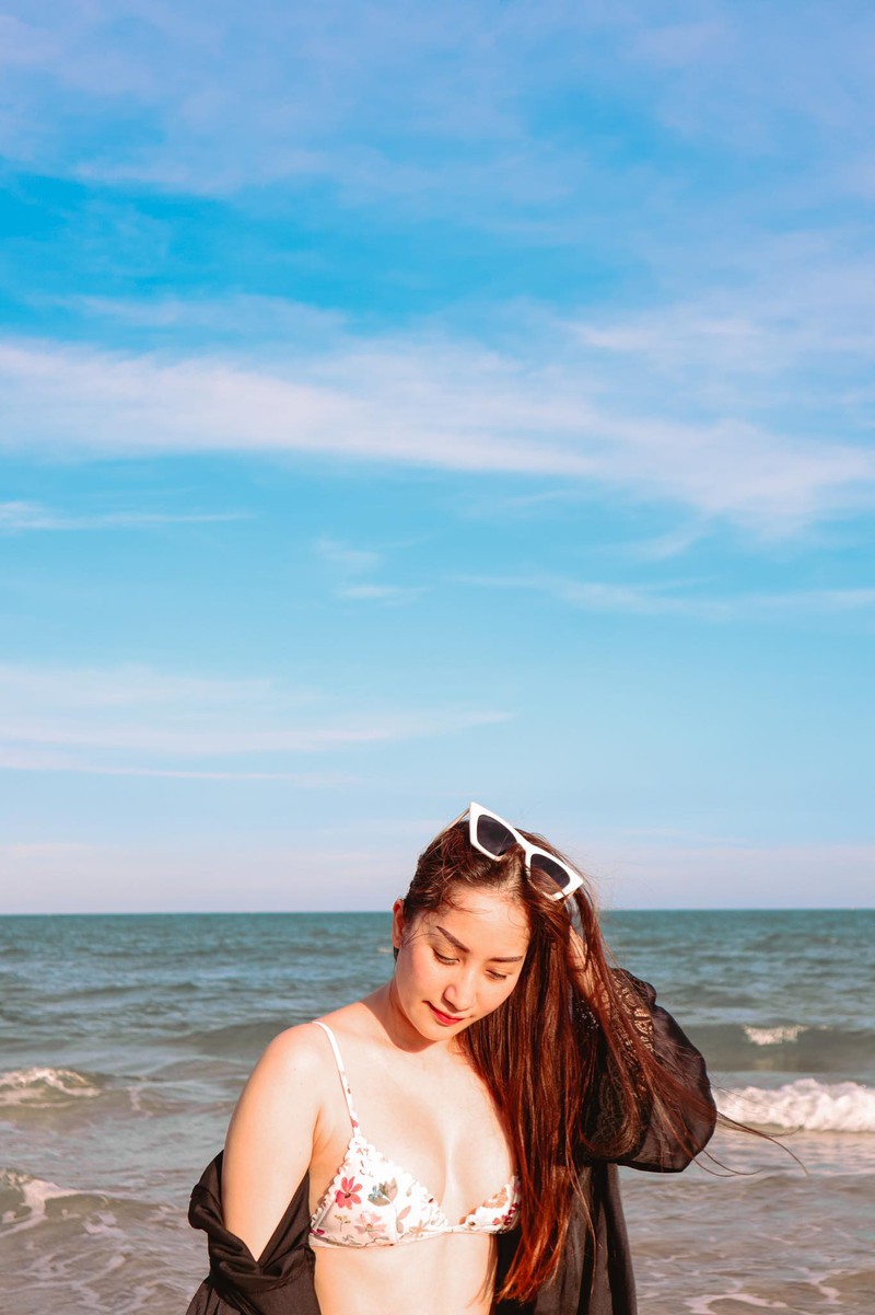 khanh thi khoe than hinh "gai hai con" nong bong trong ky nghi o bien hinh 4