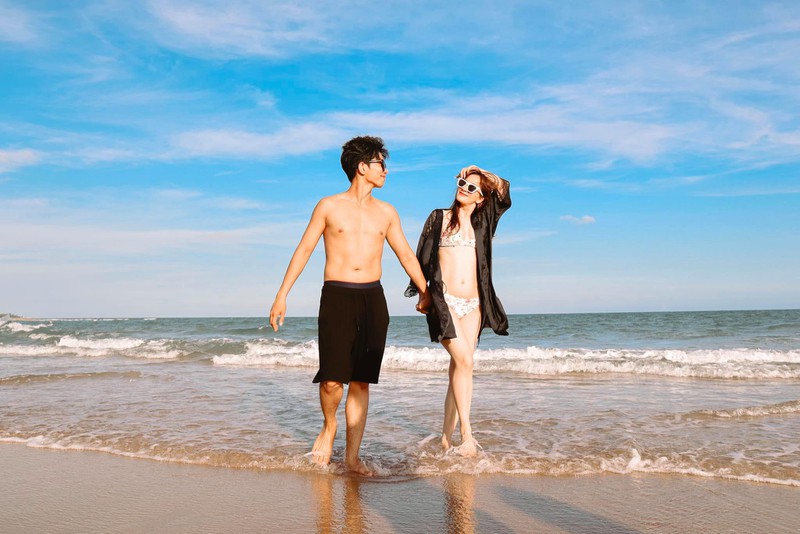 khanh thi khoe than hinh "gai hai con" nong bong trong ky nghi o bien hinh 2