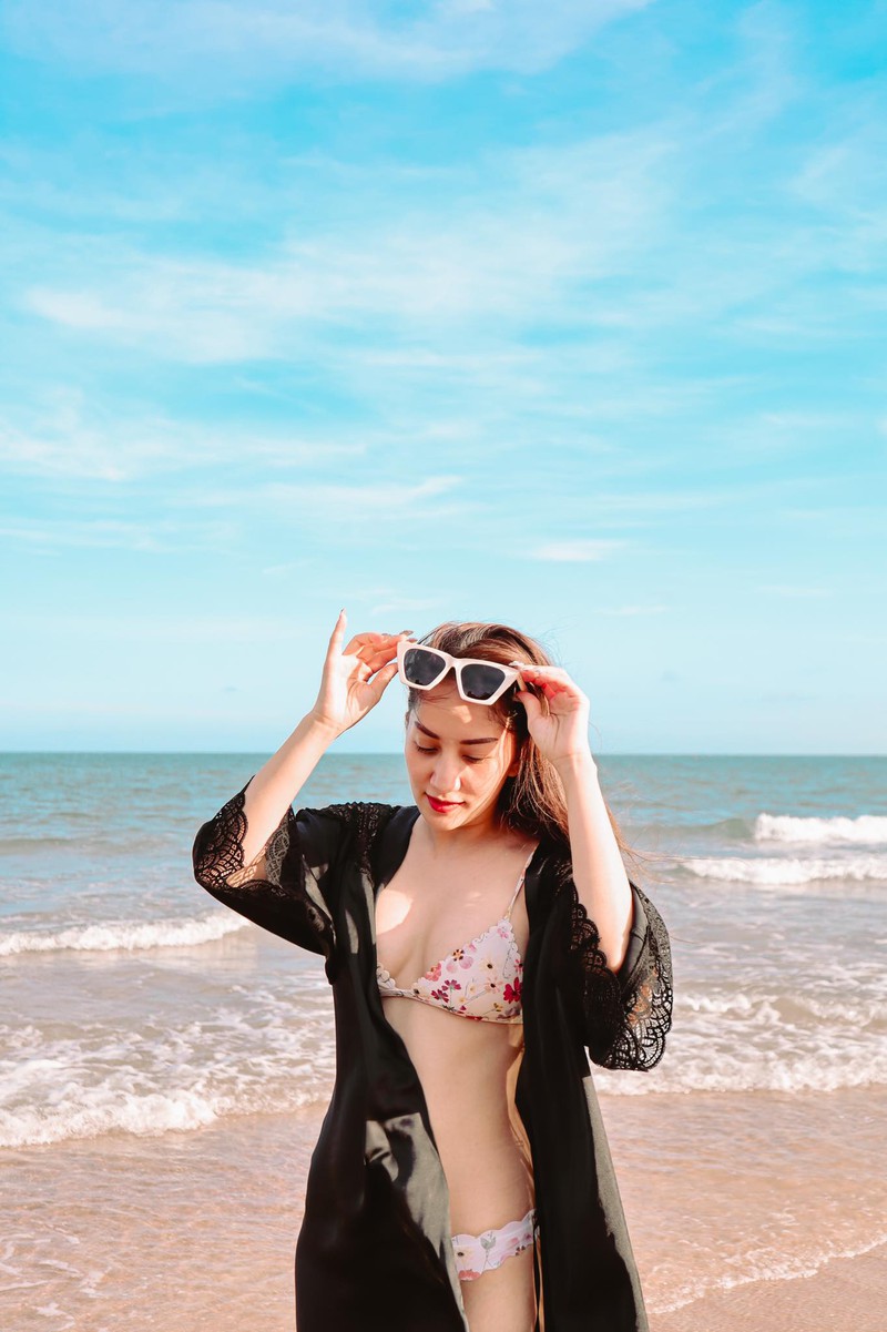 khanh thi khoe than hinh "gai hai con" nong bong trong ky nghi o bien hinh 7