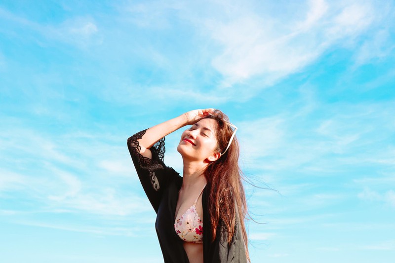 khanh thi khoe than hinh "gai hai con" nong bong trong ky nghi o bien hinh 8