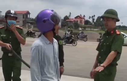 khong tra tien xang, doi tuong con dung dao de doa nguoi ban hinh 1