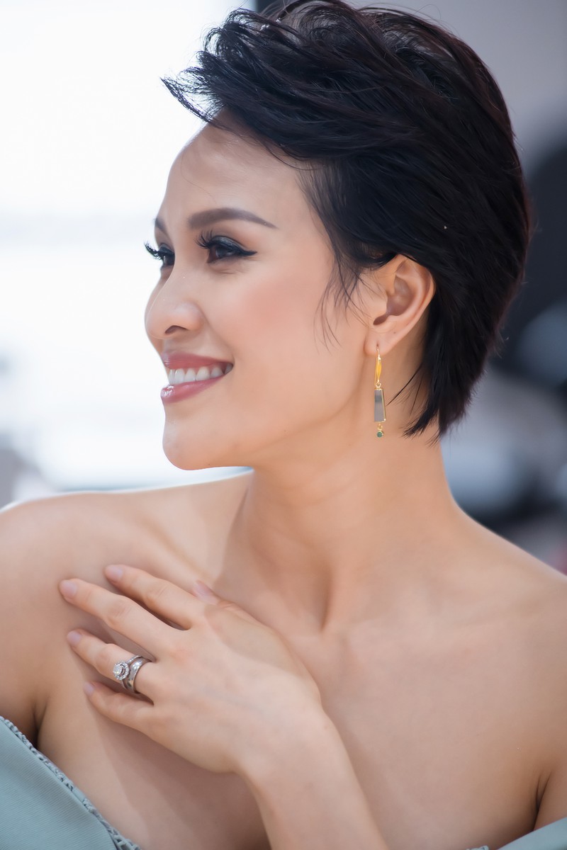 mc phuong mai khoe voc dang manh mai, cat toc tem nhu thoi con gai hinh 5