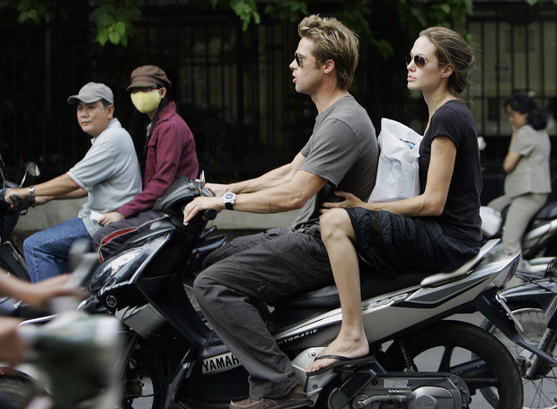 anh angelina jolie - brad pitt di xe may o tp.hcm 14 nam truoc hinh 1