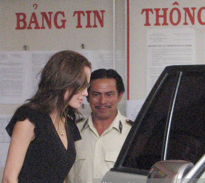 anh angelina jolie - brad pitt di xe may o tp.hcm 14 nam truoc hinh 7