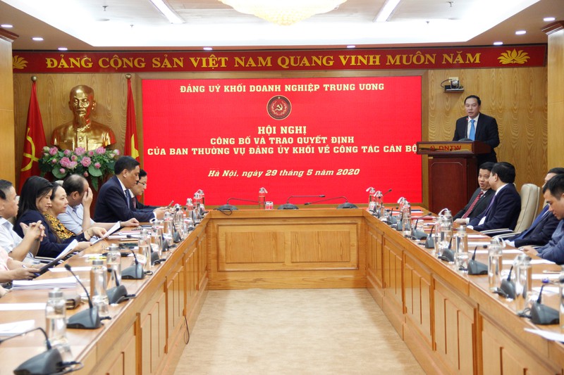 dang uy khoi doanh nghiep trung uong cong bo quyet dinh ve cong tac can bo hinh 2