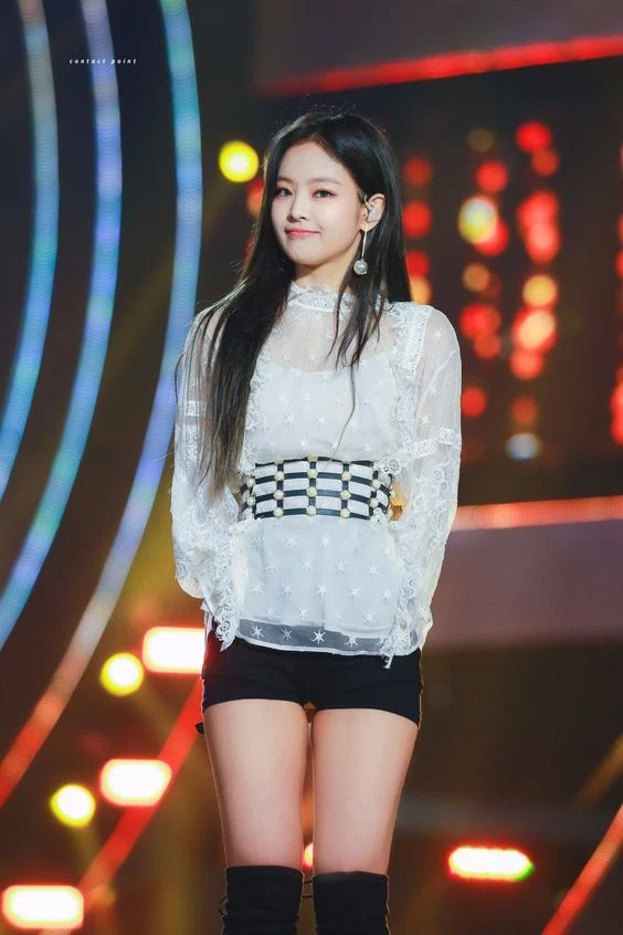 jennie (black pink) dep mong manh trong trang phuc trang thanh khiet hinh 1