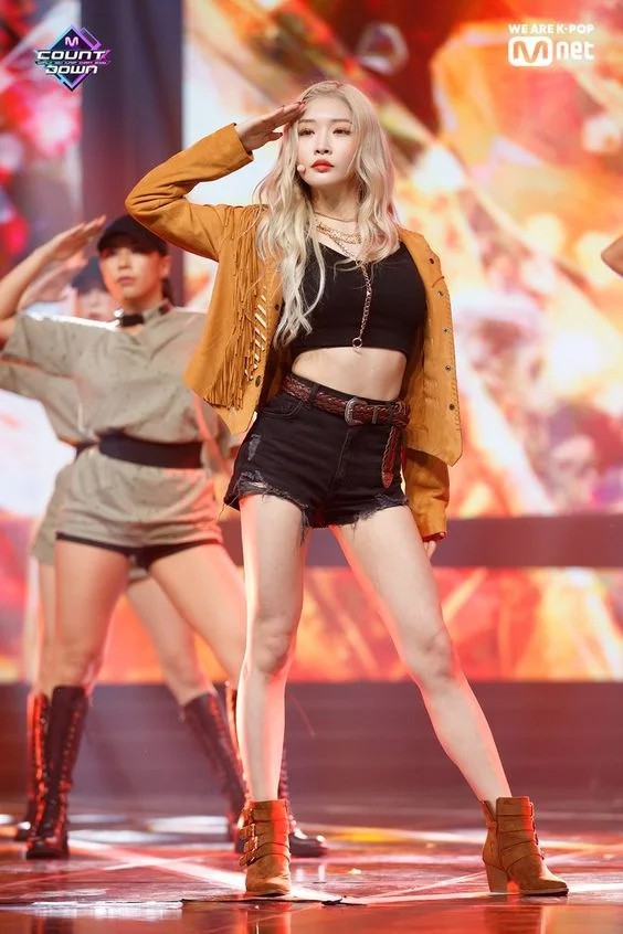 dien croptop giau chieu cao, khoe eo con kien nhu chung ha hinh 2
