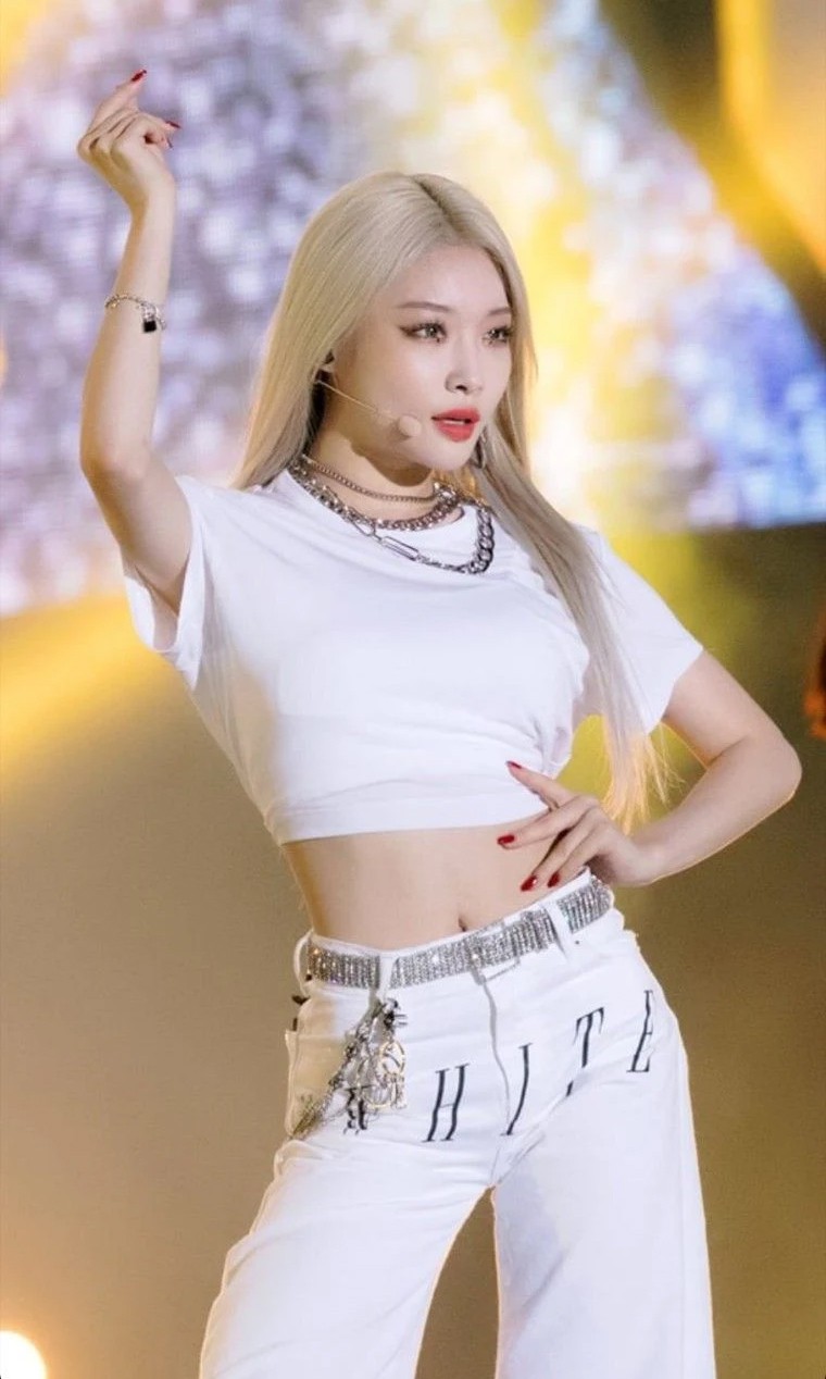 dien croptop giau chieu cao, khoe eo con kien nhu chung ha hinh 12
