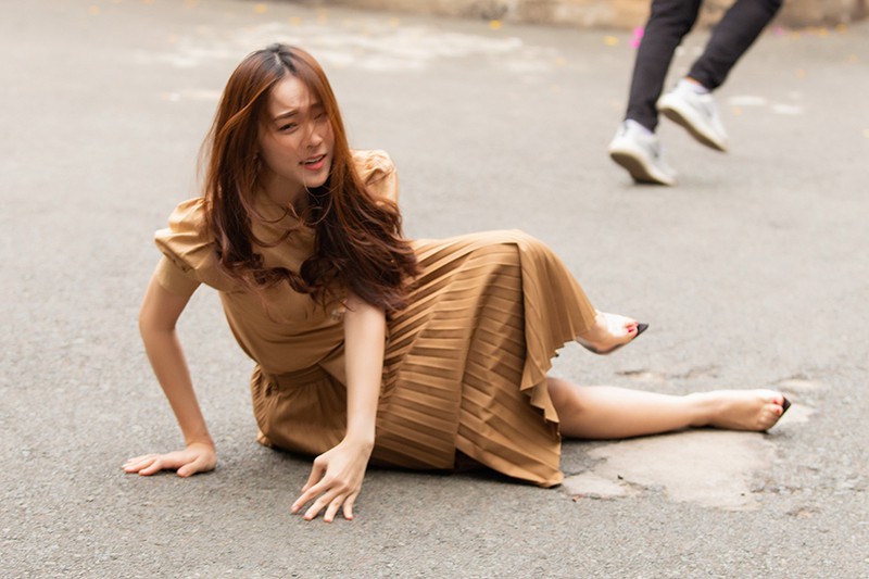 diep bao ngoc nga song soai, chay mau xuoc xat tren phim truong hinh 2