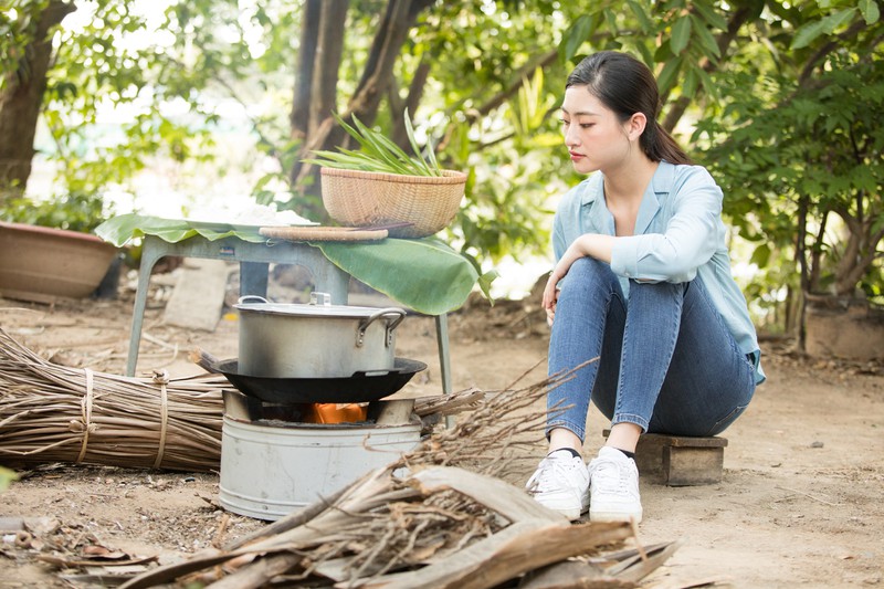 hoa hau luong thuy linh tha dang day tho mong giua vuon cam hinh 10