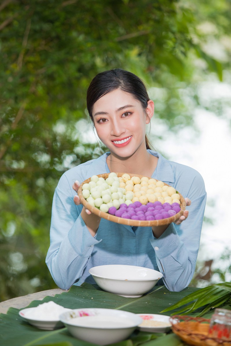 hoa hau luong thuy linh tha dang day tho mong giua vuon cam hinh 11