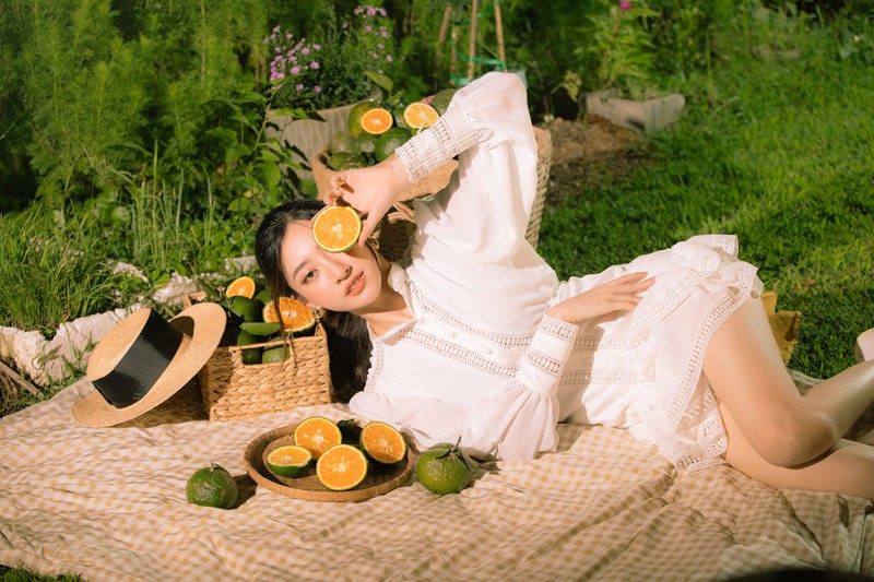 hoa hau luong thuy linh tha dang day tho mong giua vuon cam hinh 2