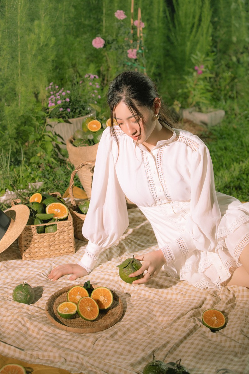hoa hau luong thuy linh tha dang day tho mong giua vuon cam hinh 3