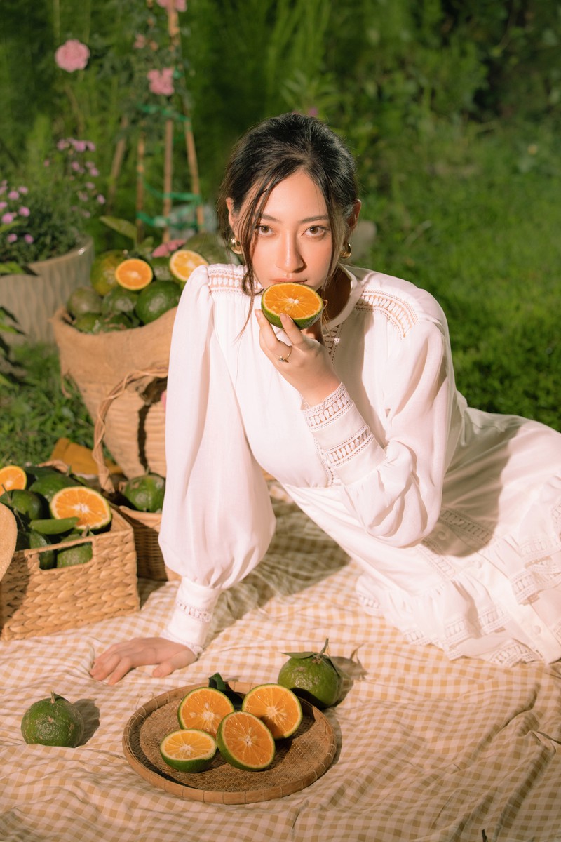 hoa hau luong thuy linh tha dang day tho mong giua vuon cam hinh 4