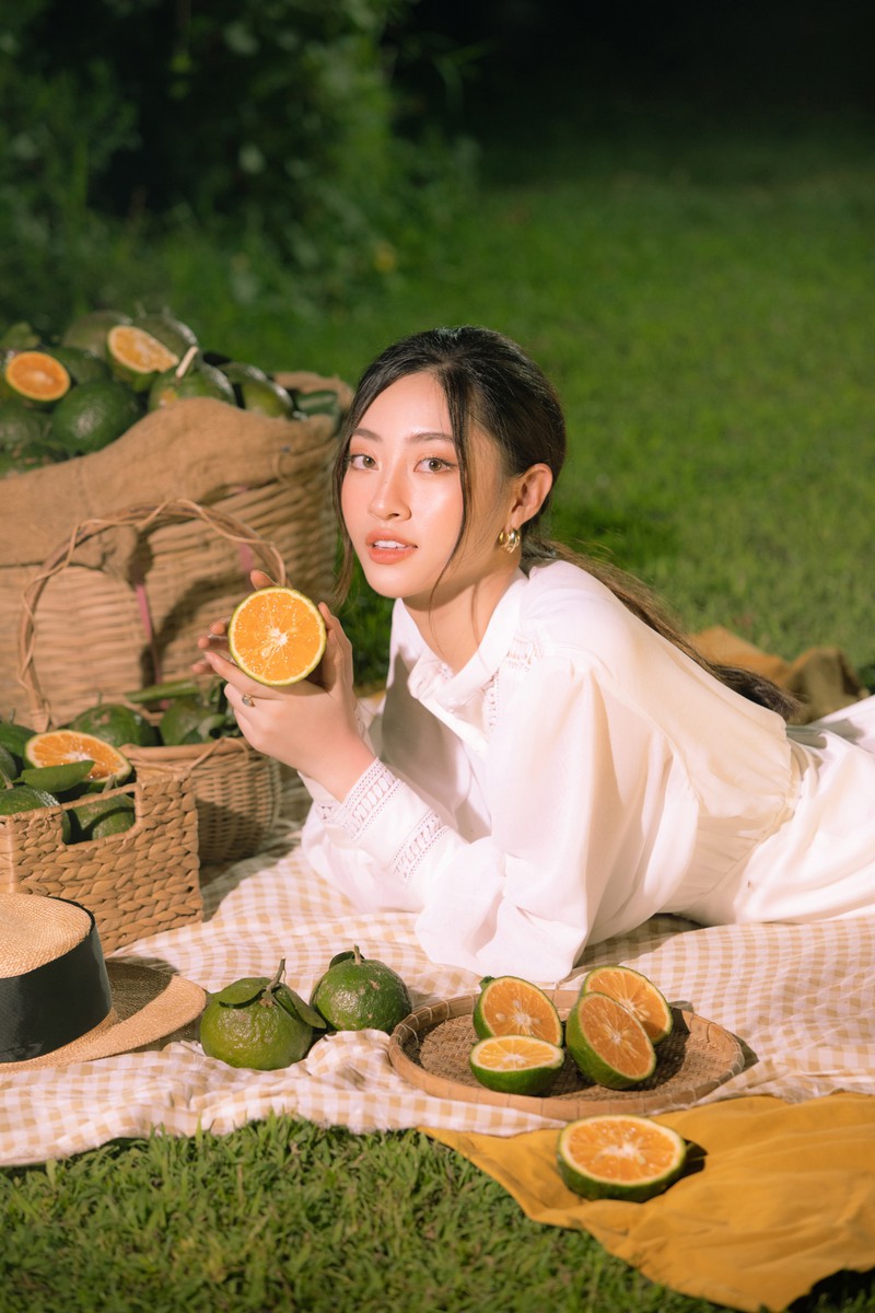 hoa hau luong thuy linh tha dang day tho mong giua vuon cam hinh 5