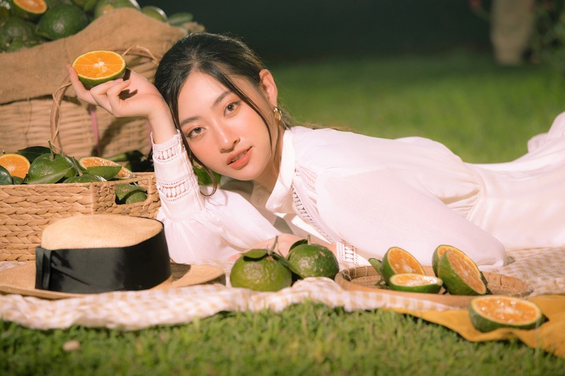hoa hau luong thuy linh tha dang day tho mong giua vuon cam hinh 6