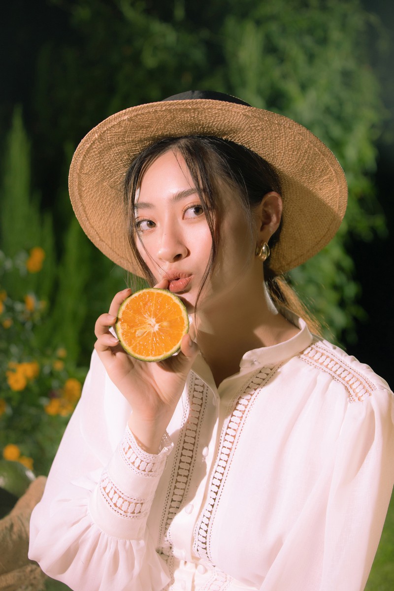 hoa hau luong thuy linh tha dang day tho mong giua vuon cam hinh 8