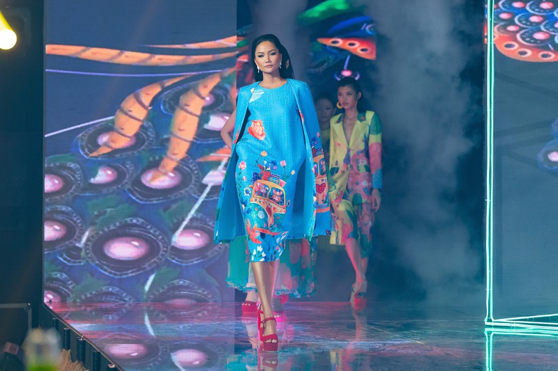 hoa hau h'hen nie "bung chay" trong lan hiem hoi tro lai san catwalk hinh 2