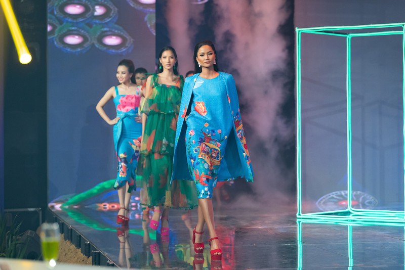 hoa hau h'hen nie "bung chay" trong lan hiem hoi tro lai san catwalk hinh 1
