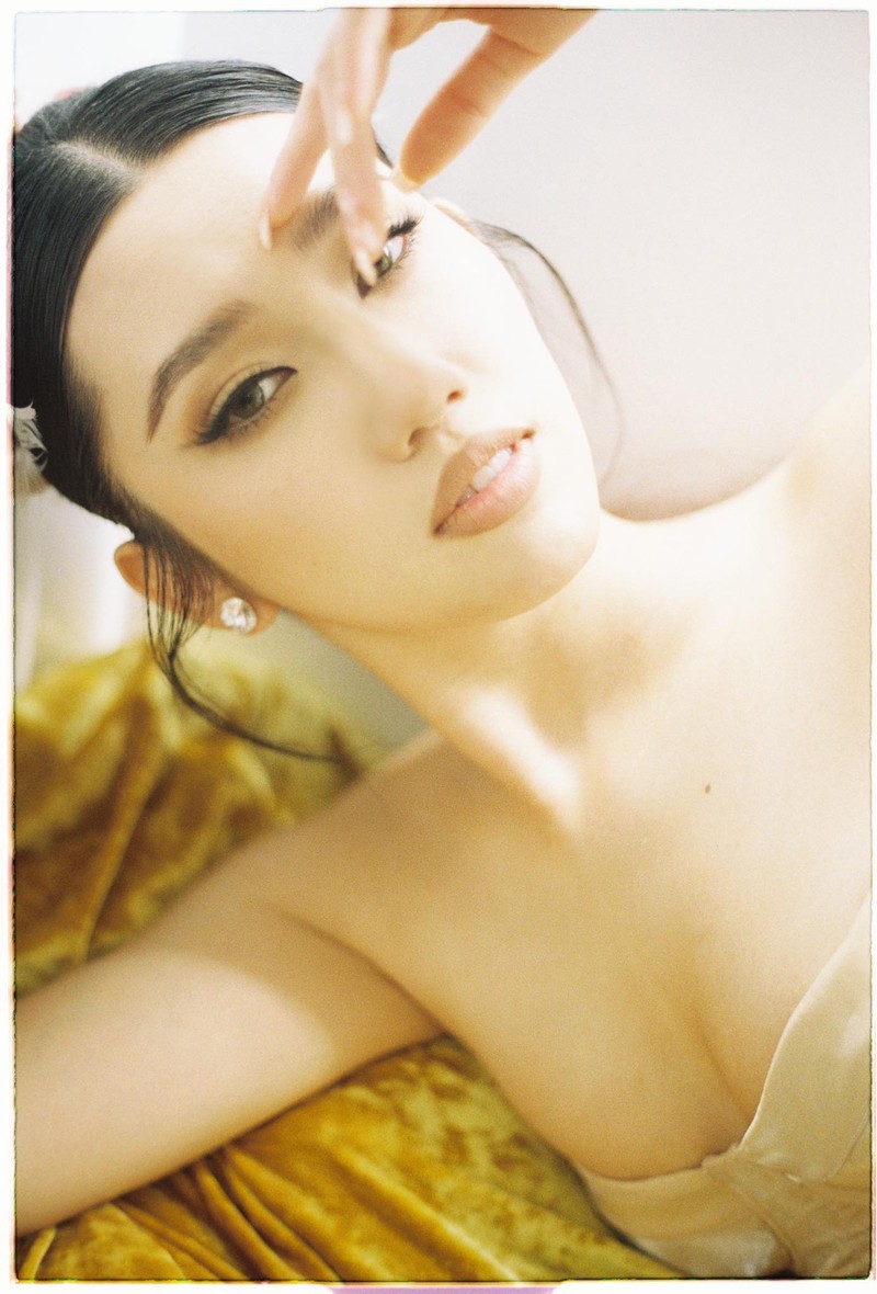 thuy ngan dien vay cup nguc, khoe voc dang goi cam  hinh 6