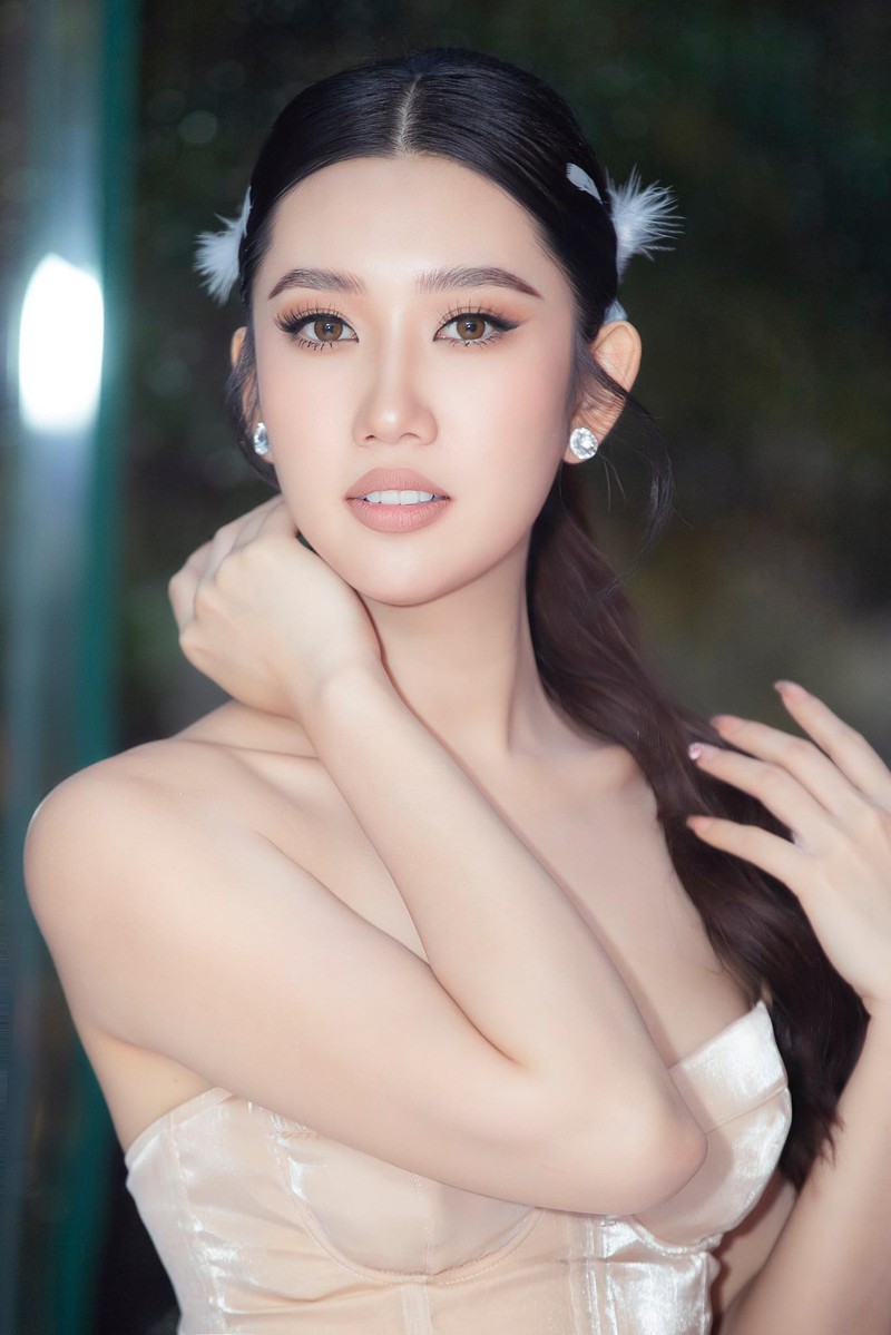 thuy ngan dien vay cup nguc, khoe voc dang goi cam  hinh 4