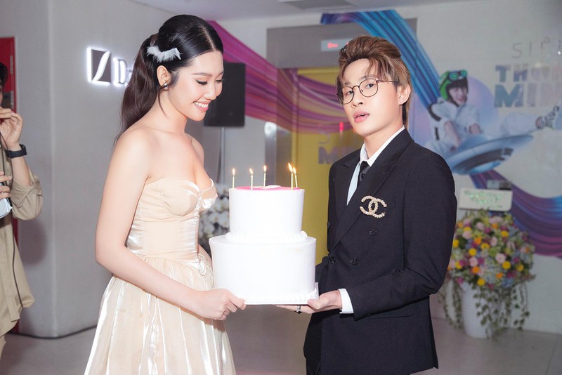 thuy ngan dien vay cup nguc, khoe voc dang goi cam  hinh 8